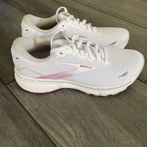 Size 8 brooks running shoes